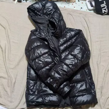 후드 부착 블랙 다운 자켓