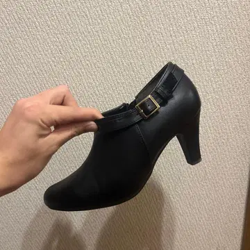 블랙 스트랩 펌프스