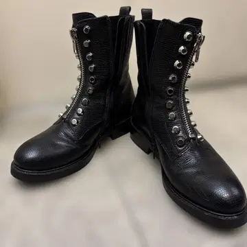 제프리 캠벨 블랙 스터드 장식