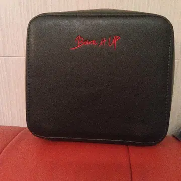 NiziU Burn it UP 로고 파우치
