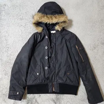 퍼가 달린 후드의 블랙 자켓