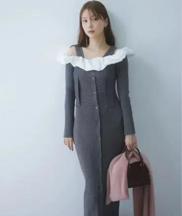 스나이델 프릴 도킹 오프숄더 니트 원피스