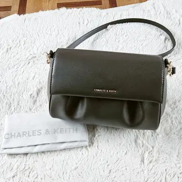 찰스&키스 Calla 칼라 프론트 플랩 체인 핸들 백