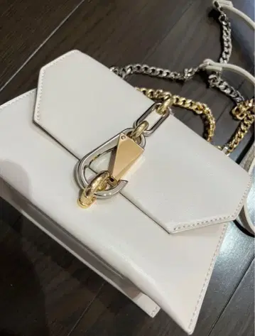 메탈릭 악센트 턴락 크로스 백