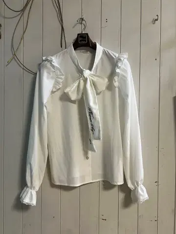 리본 포함 프릴 셔츠와 레이스 스커트 세트