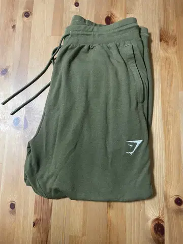 올리브색 조거 팬츠 로고