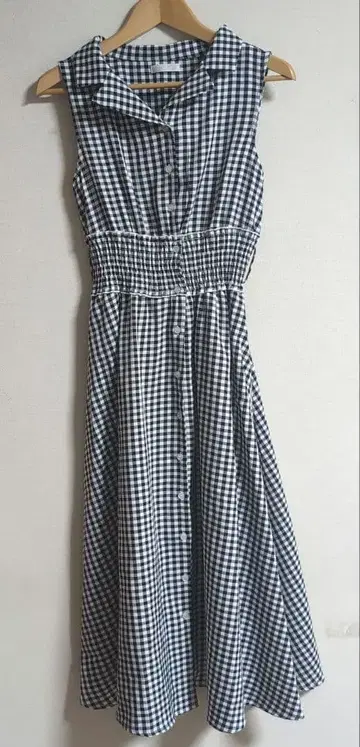 슬리브리스 체크 무늬 원피스