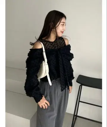 스나이델 리본 모티브 블라우스 블랙 새상품급