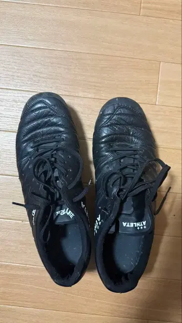 ATHLETA 블랙 축구화 스파이크