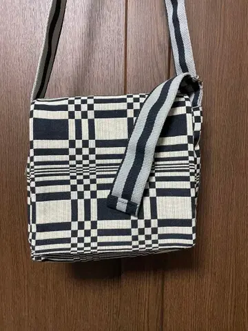 요한나 굴리히센 숄더백