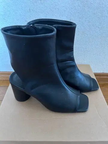 Chico 블랙 오픈토 부츠