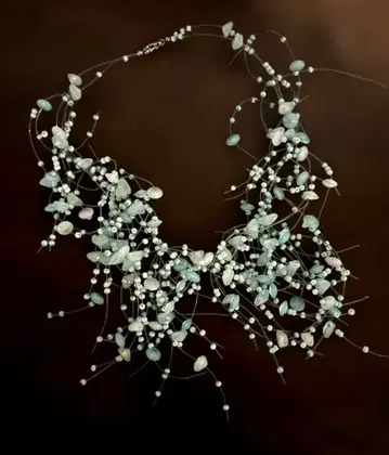 화려한 비즈 목걸이