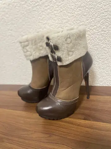 트루 바이 마리코 오이카와 보아 달린 부츠 36