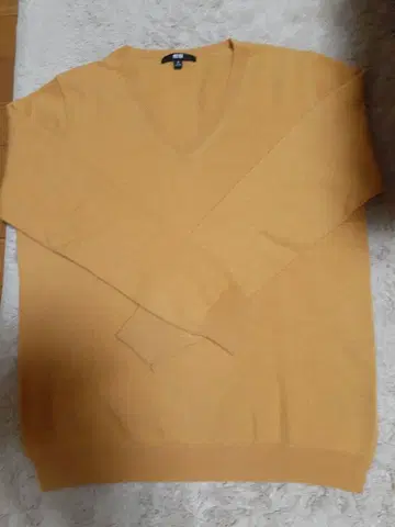 유니클로 캐시미어 100% V넥 스웨터