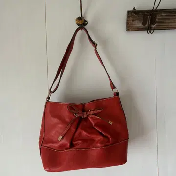 리본 포함 숄더백 레드