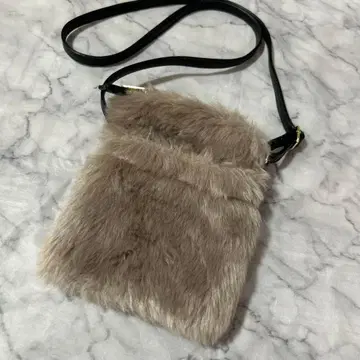 새상품급 퍼 소재 베이지 사코슈 숄더백 사선 가케백 작은