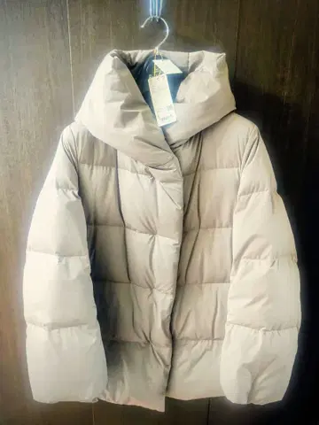 UNIQLO 후드 부착 다운 자켓 카페 오레 색상