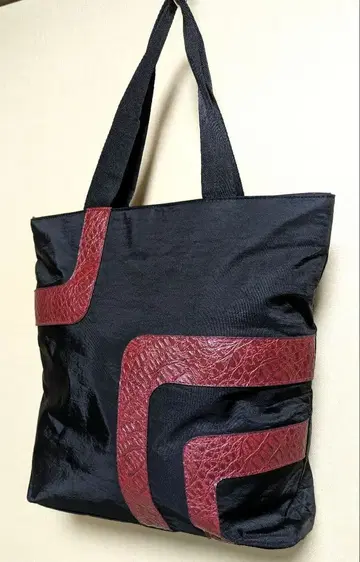 기하학 패턴 토트백 블랙과 빨간색