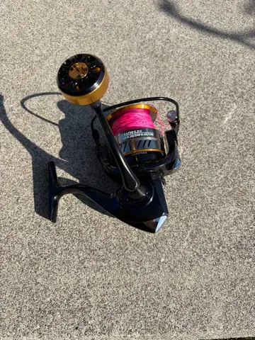 HM7000 스피닝 릴 블랙/금/핑크