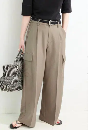 베이지 워크 팬츠 사이드 포켓 포함
