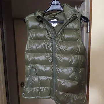 올리브색 퍼 달린 후드 다운 베스트