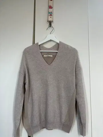 GALLARDA GARANTE V넥 스웨터