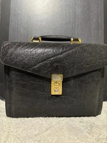 검은 가죽 핸드백