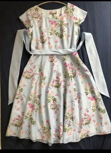 로라 아쉬레이 허리 리본 꽃무늬 원피스