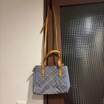 그레이와 블루의 숄더백