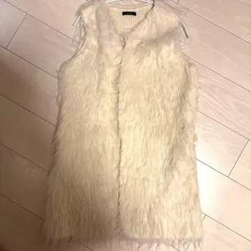 allureville 알아바일 퍼 니트 베스트 화이트