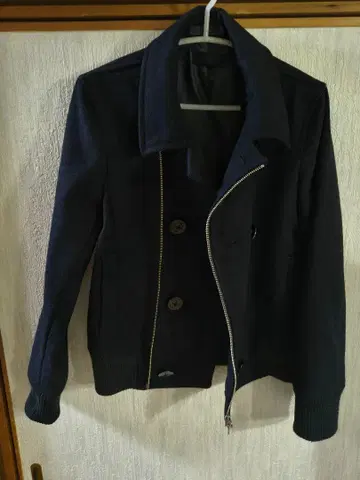 and a 숏 기장 자켓