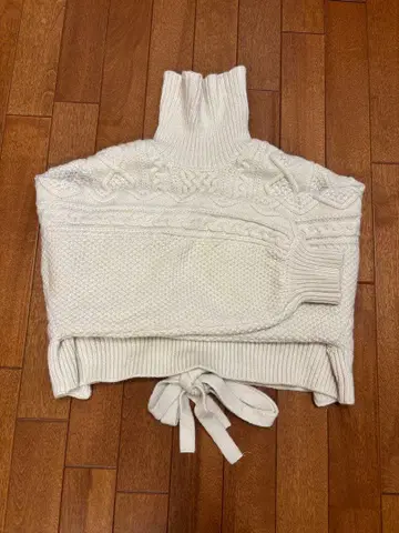 화이트 터틀넥 니트