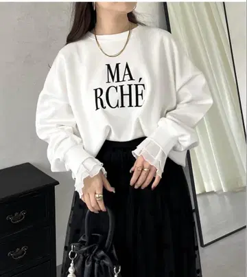 [ 미사용 새상품 ] 프로즈 베일 플리츠 프릴 슬리브 플로키 로고 티셔츠