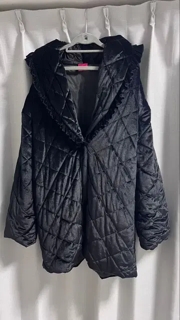 프릴 달린 후드 블랙 퀼팅 다운 자켓