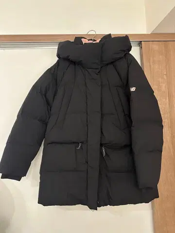 뉴발란스 후드 부착 다운 자켓 블랙