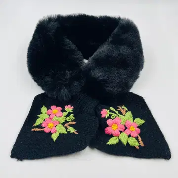 블랙 퍼 자수 스카프
