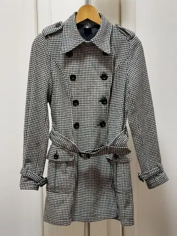 체크 무늬 더블 브레스트 트렌치코트