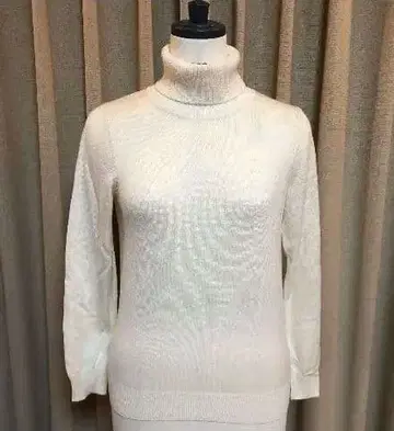 그린 라벨 릴랙싱 화이트 실크 터틀넥 스웨터