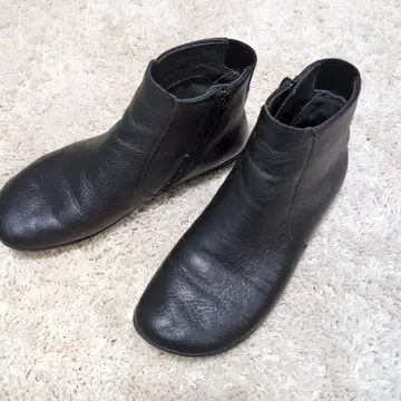 가격 협상 가능합니다. 블랙 가죽 캠퍼 라이트니나 숏부츠 지퍼 포함