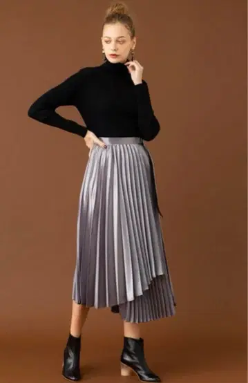 유나이티드 도쿄 새틴 비대칭 플리츠 스커트 실버