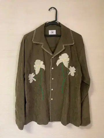 꽃무늬 자수 브라운 스웨이드풍 셔츠 Camphor wood 캄파우드