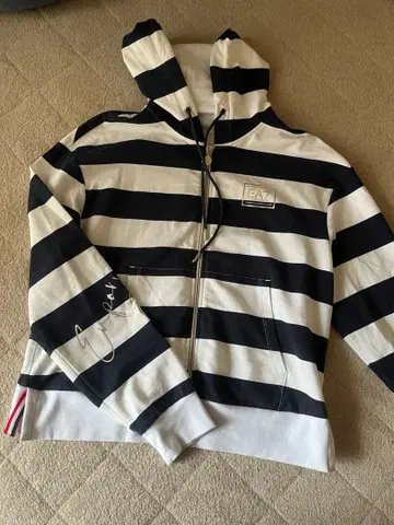 엠포리오 아르마니 보더 후드티 EA7