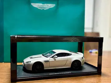 애스턴 마틴 V12 밴티지 S 메테오라이트 실버 1:18