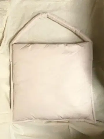 COS 쿠션 숄더백 화이트 베이지