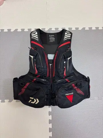 다이와 프로비저 라이프 재킷 블랙/레드