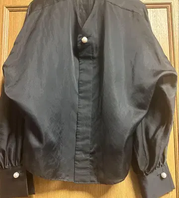 She tokyo 펄 장식 블라우스 Spica black