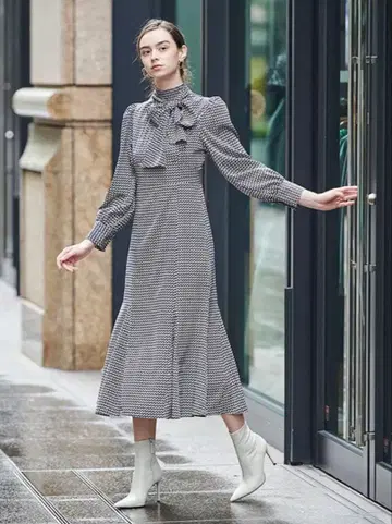 And Couture 기하학 패턴 보타이 셔링 하이넥 원피스