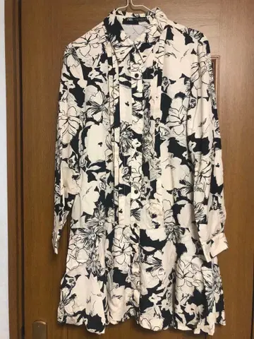 ZARA 꽃무늬 원피스 블랙 화이트 모노톤 플라워 셔츠 보태니컬 무늬
