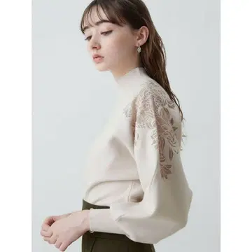 LAGUNAMOON 숄더 자수 니트 풀오버 (아이보리)