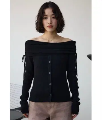 아줄바이마우지 개더 오프숄더 니트탑 블랙 프리